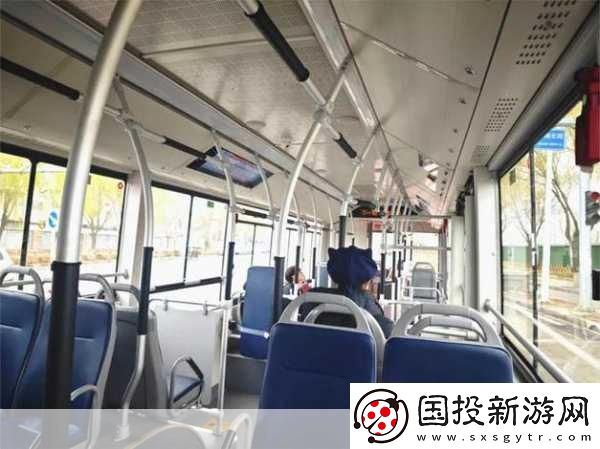 公交車內(nèi)有多高C