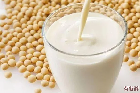 男生和女生努力做豆?jié){-用戶評(píng)價(jià)：口感細(xì)膩-營養(yǎng)豐富-是早餐的最佳選擇！