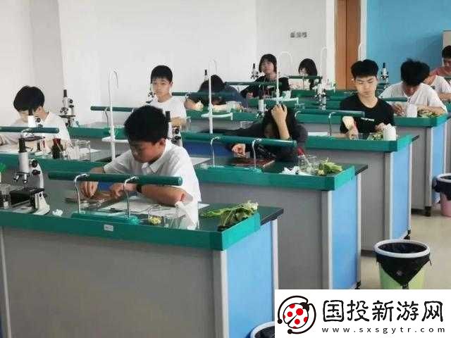 生物老師讓班長(zhǎng)當(dāng)教學(xué)器材：這操作絕了