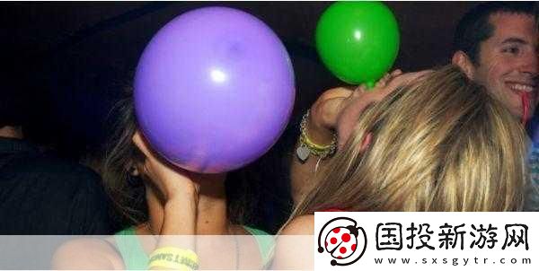 女子絕活吸煙開啤酒吹氣球-1.-＂女子絕技：吸煙開啤酒與氣球表演的奇妙結(jié)合