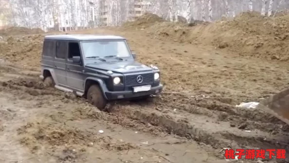 旋轉(zhuǎn)輪胎泥濘奔馳