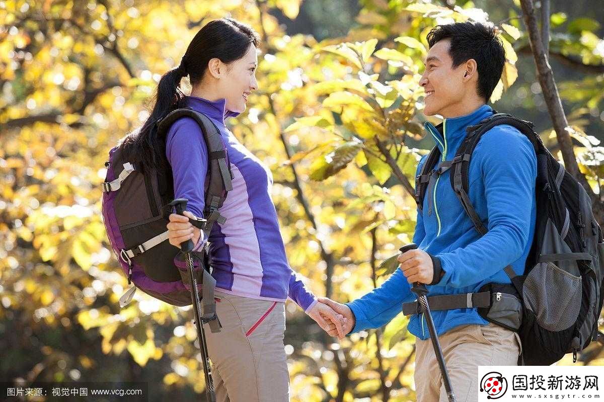 和朋友夫妻一起出去旅游住在一起：難忘之旅