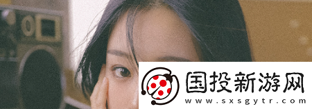 一前一后三個人一起騎自行車：一前一后共享美好時光-讓友情在自行車上飛揚(yáng)！