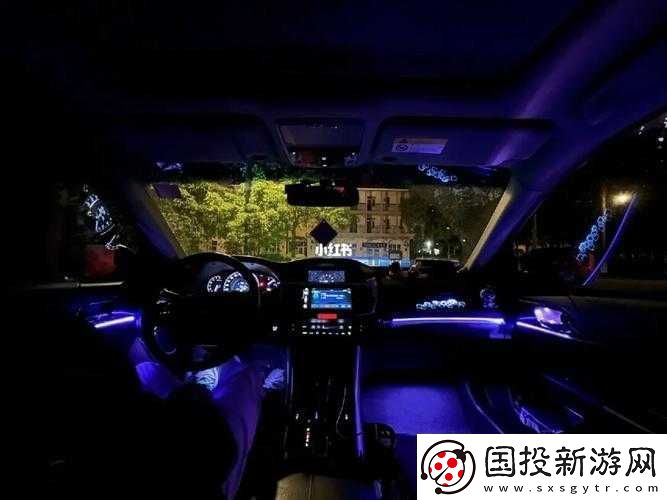 兩個人夜晚在車上能干什么：聊天聽音樂