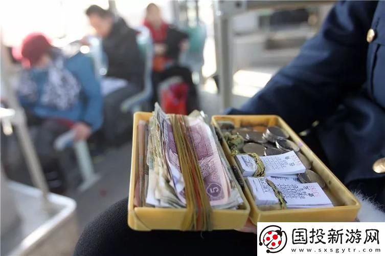 公交車上售票員用B驗(yàn)票墨網(wǎng)民熱議的新焦點(diǎn)