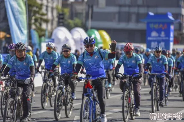一前一后三個人一起騎自行車-展現(xiàn)團結協(xié)作精神與環(huán)保出行新風尚
