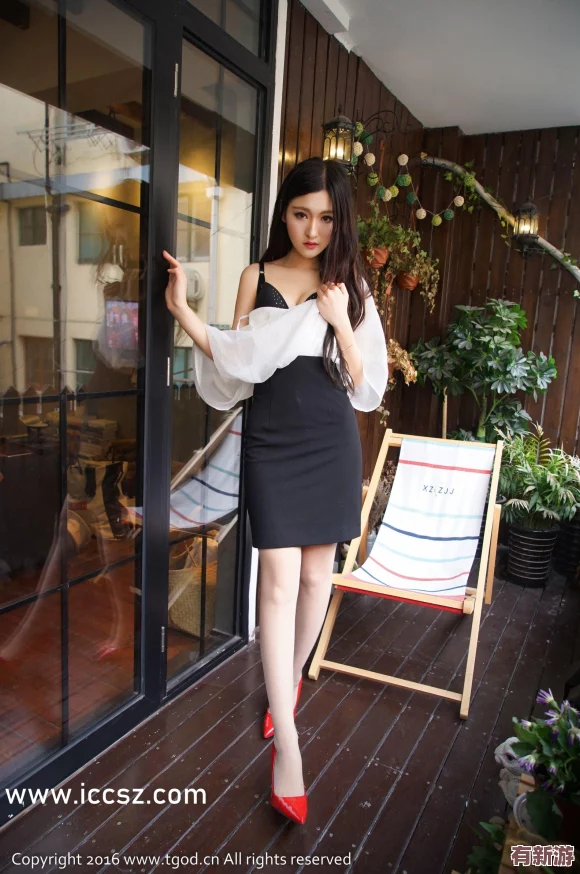 挽起裙子邁開腿打撲克-網(wǎng)友紛紛點贊：這真是太有創(chuàng)意了-結(jié)合了時尚與娛樂！