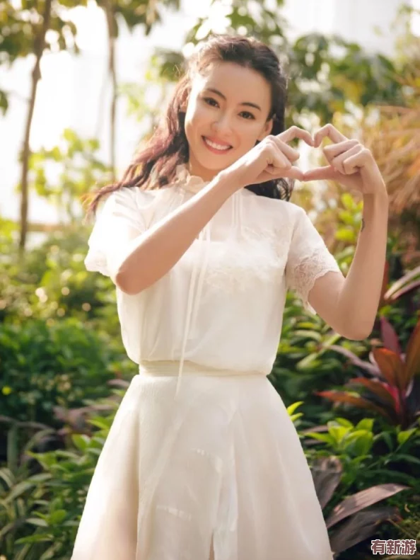 李麗莎對著鏡子噴水-展現(xiàn)出獨特的藝術表現(xiàn)力與自我探索的深刻內(nèi)涵-引發(fā)觀眾熱議與思考