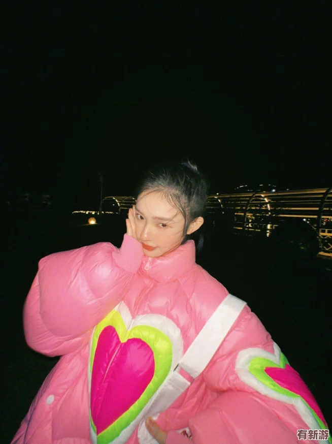 大白兔襯衫蹦蹦跳跳的圖片-展現(xiàn)了可愛與活力的完美結(jié)合-讓人感受到童趣與時(shí)尚的交融