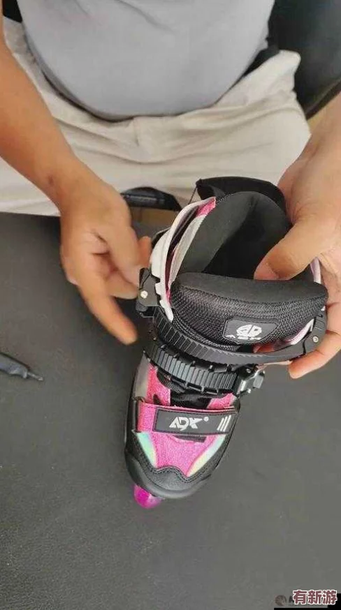 男生和女生拆拆很痛的輪滑鞋！某知名明星被曝光在街頭上摔倒-原因竟然是因?yàn)檫@雙輪滑鞋設(shè)計(jì)不合理