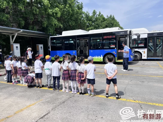 幼兒園的老師們振宇校車