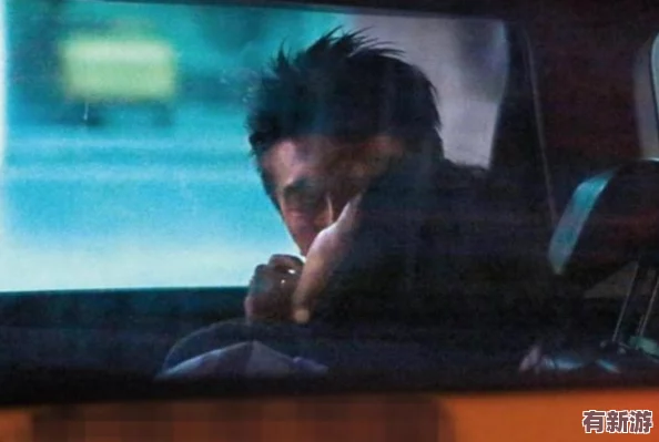 上面一邊親下邊一摸-某明星被拍到與神秘對(duì)象深夜約會(huì)-引發(fā)網(wǎng)友熱議和猜測(cè)！