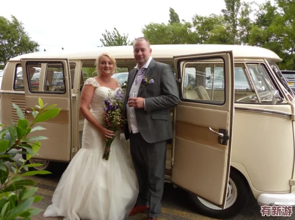 一小孩半夜喂女孩吃押巴