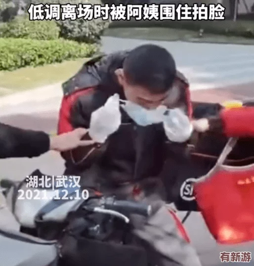 一小孩半夜喂女孩吃押巴-竟被目擊者拍下引發(fā)熱議-網(wǎng)友紛紛猜測兩人關系不簡單！