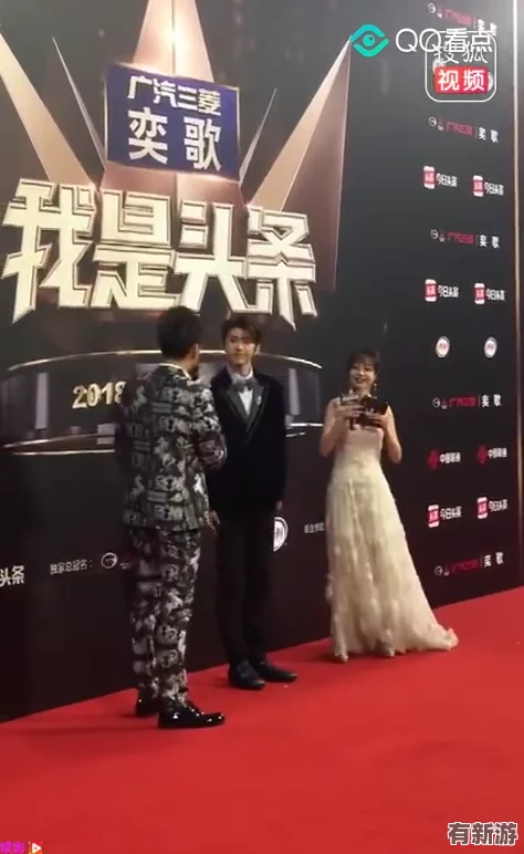 男生把坤坤推向舞臺中央